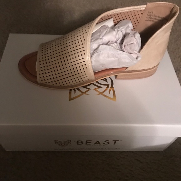 Beast size 6 asymmetrical sandals new in box - Picture 2 of 4
